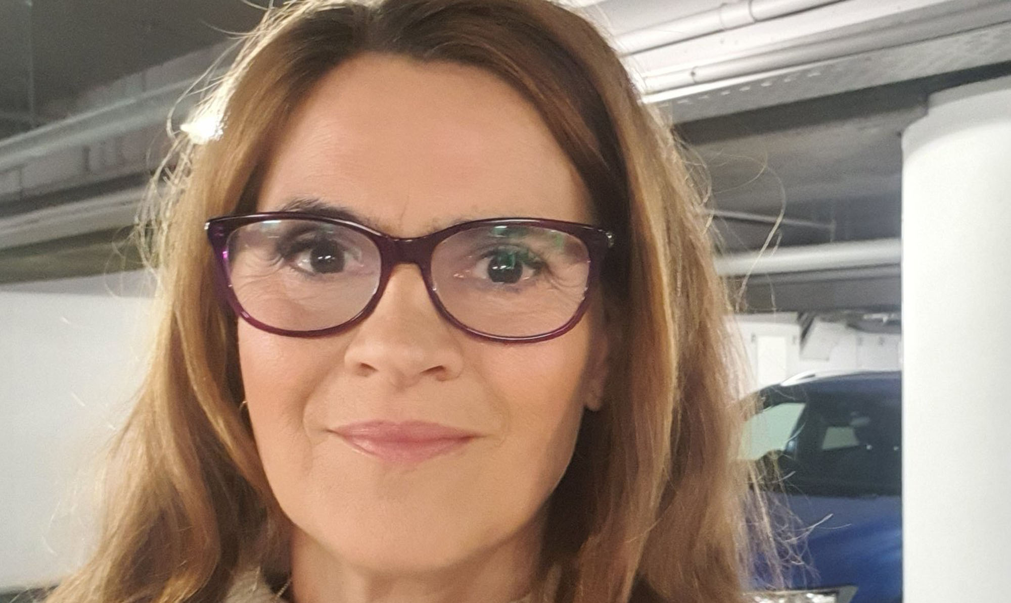 ”Kvinderne bliver gjort til grin. Det er dét. De bliver ligesom nedgjort eller latterliggjort - og det er dét, der får en til at tie stille,” siger psykolog Ulla Dyrløv, der nu stiller sig frem i debatten om sexisme. Ulla Dyrlev Go' Aften Danmark