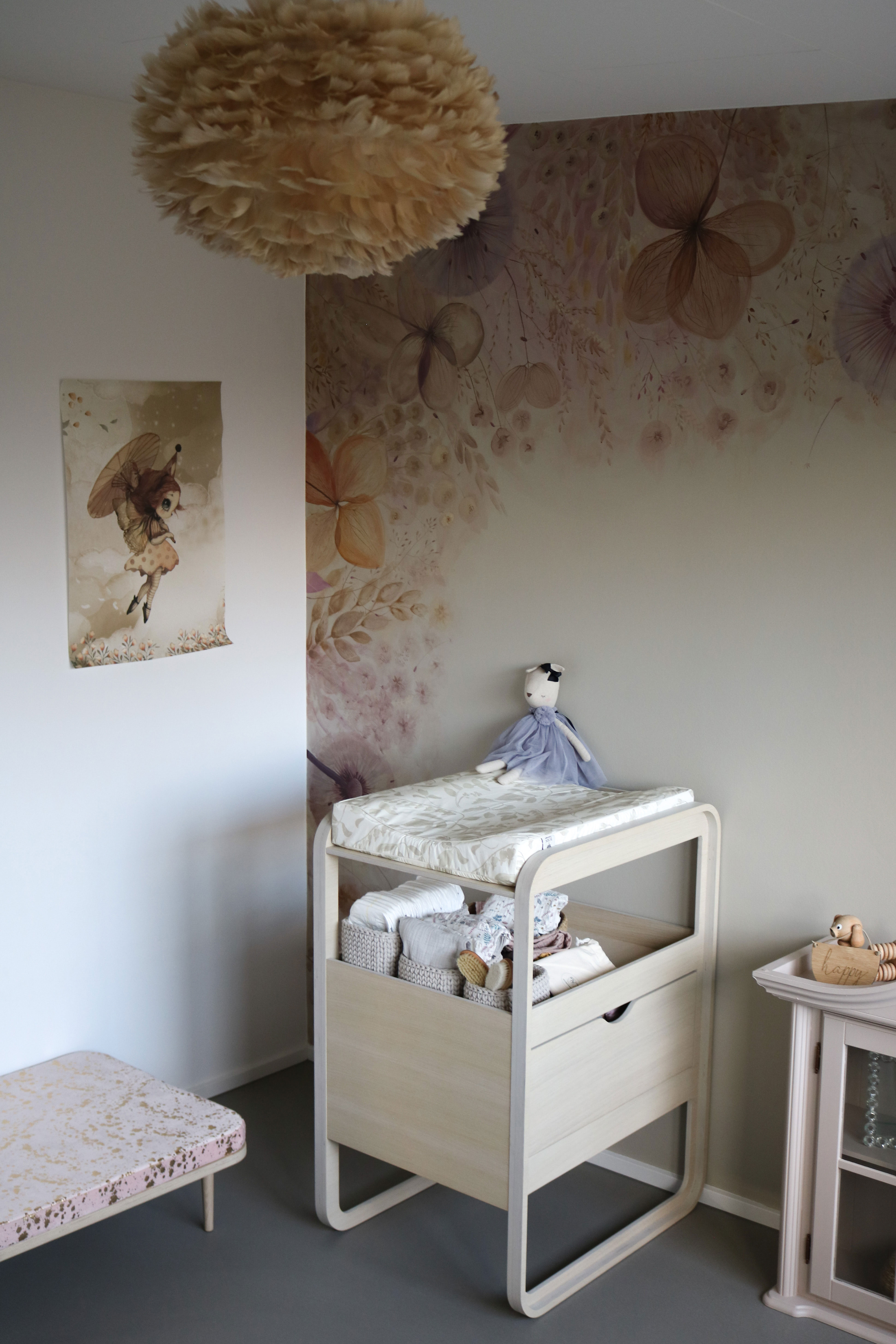 De smukke blomster på Ellas værelse er malet i fri hånd af en kunstner.