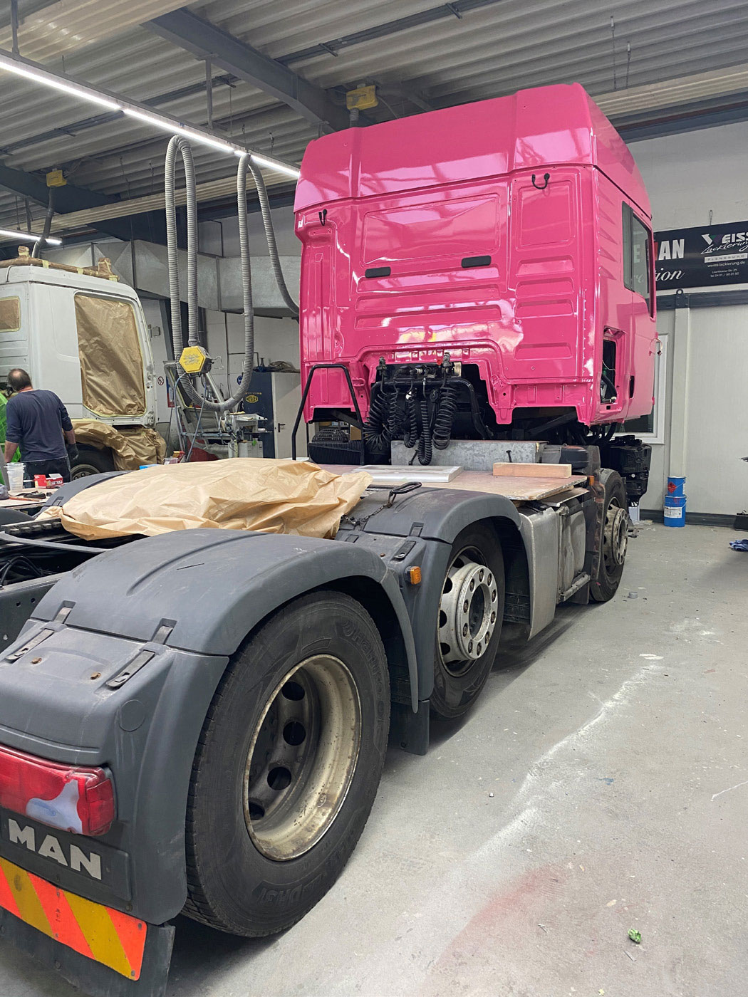 Jeanne elsker pink, guld og glimmer, så selvfølgelig skulle hendes nye rullende værksted bære signaturfarven. Hun har planer om at bygge lastbilen om til rullende kursuslokale.