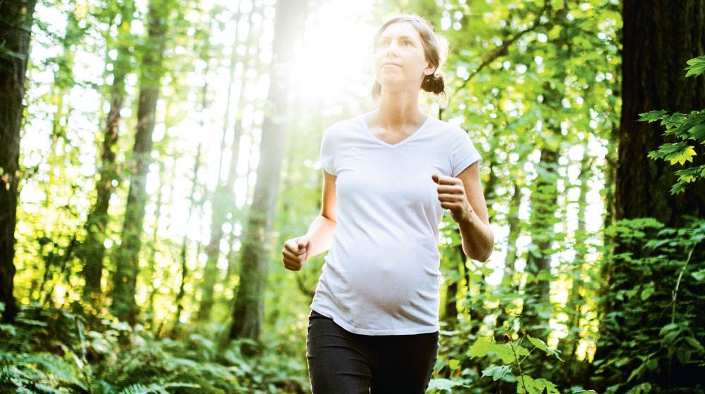 Det er vigtigt at holde sig i form når du er gravid. Men der er nogle forholdsregler, som er gode at kende. Sådan holder du formen som gravid