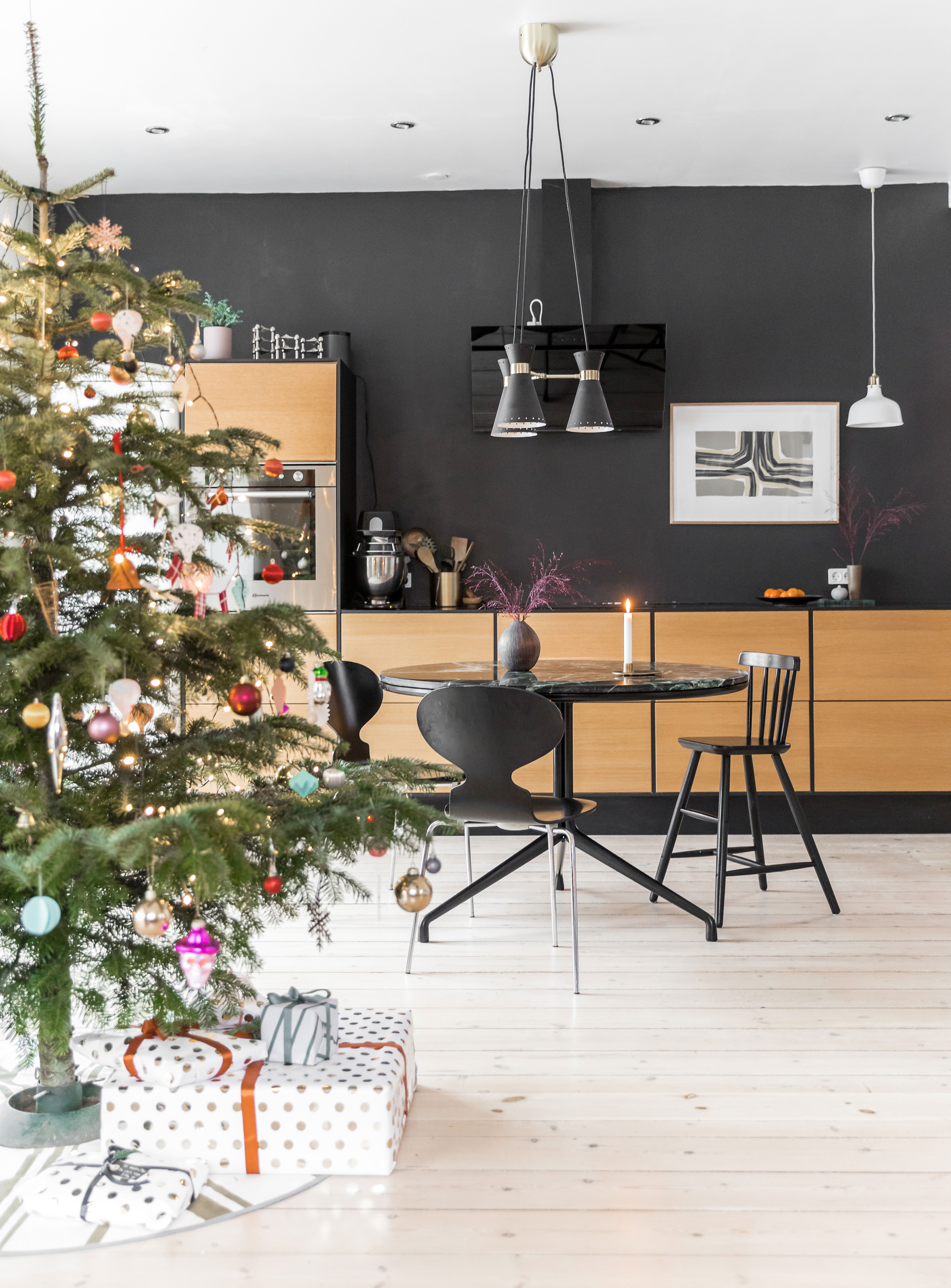 Juletræet får altid en central plads i det store alrum, så det kan nydes, både når man laver mad, sidder i sofaen eller spiser ved bordet i udestuen