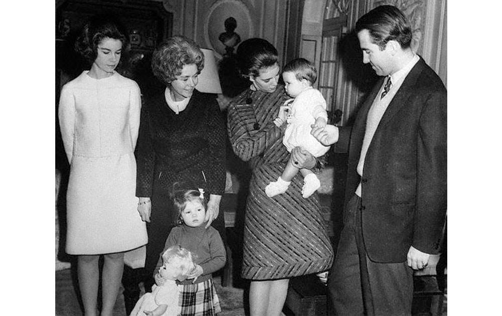 Første jul i Rom efter militærkuppet i 1967. Anne-Marie ses med sin søn, Pavlos, på armen.