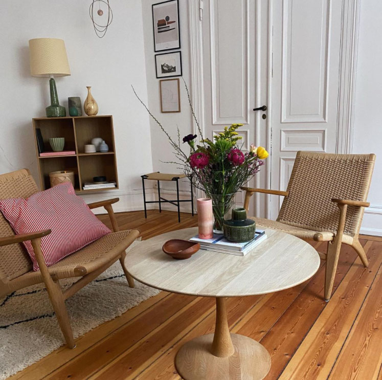 Tina holder af klassiske møbler. Her er CH25 stolene fra Hans J. Wegner og sofabord fra Nana Ditzel. Tæppe fra By Fribert.