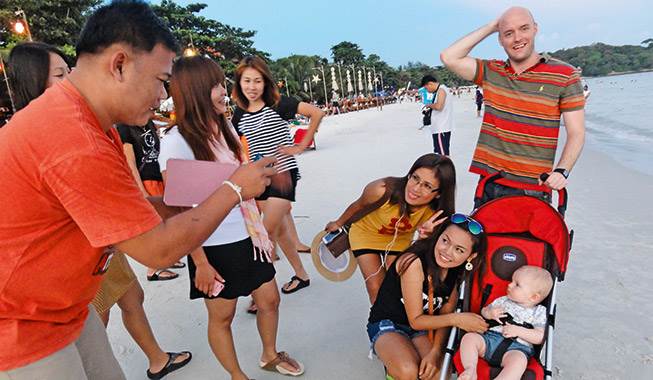 Mens Thailand var en attraktion for Jannie og Mads Peter, var Augusta det for thaierne. Jannie lærte dog at tage det roligt, når nogen forsvandt med hendes baby. Foto: Jannie Lindberg Sundgaard Ferie med børn
