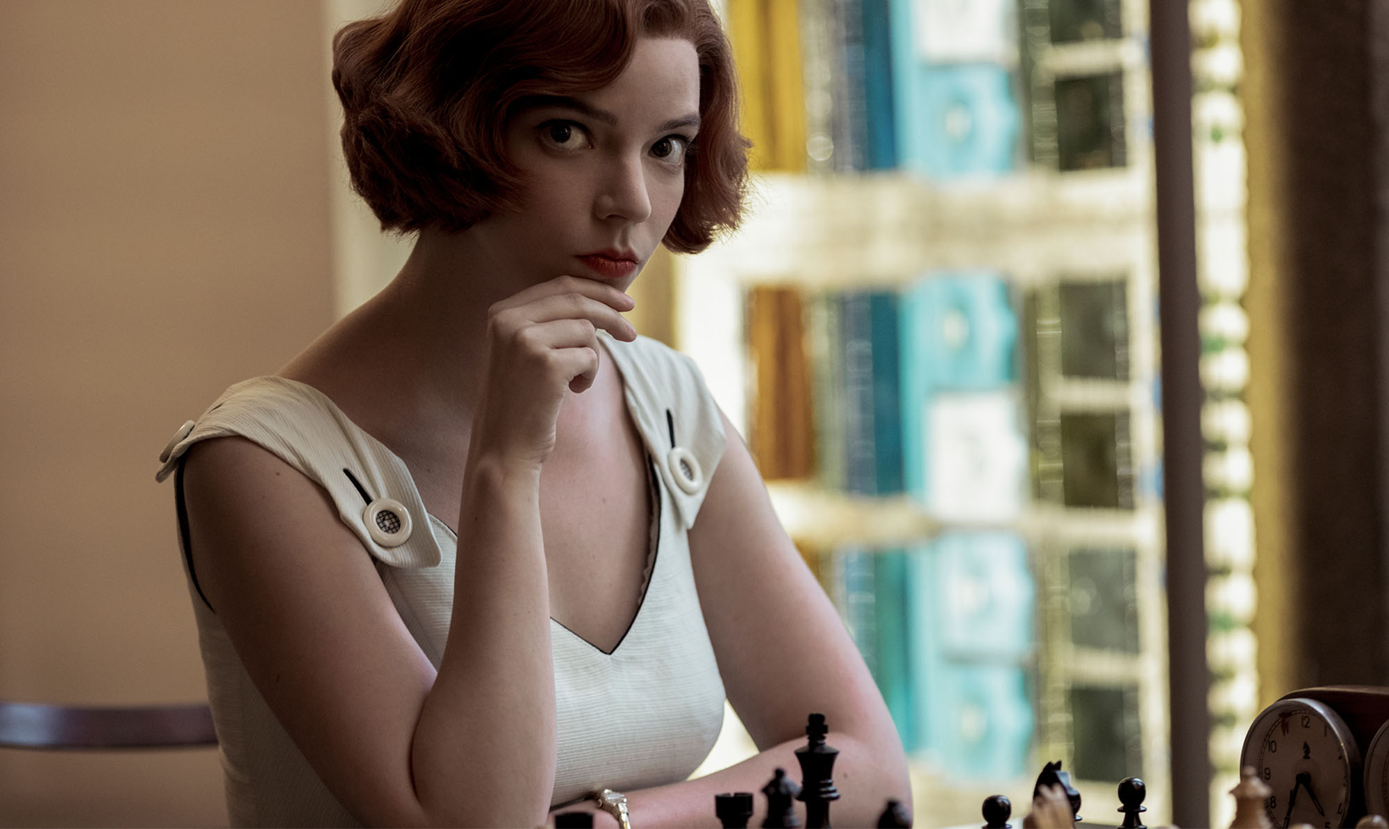 Anya Taylor-Joy som Beth Harmon i 'The Queen's Gambit'. Sådan træner du online-skak som landets største skak-talent