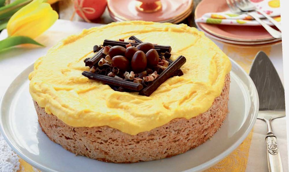Den lækre dessertkage er en flot afslutning på en hyggelig påskefrokost eller middag. Dessertkage med mandelbund og smørcreme