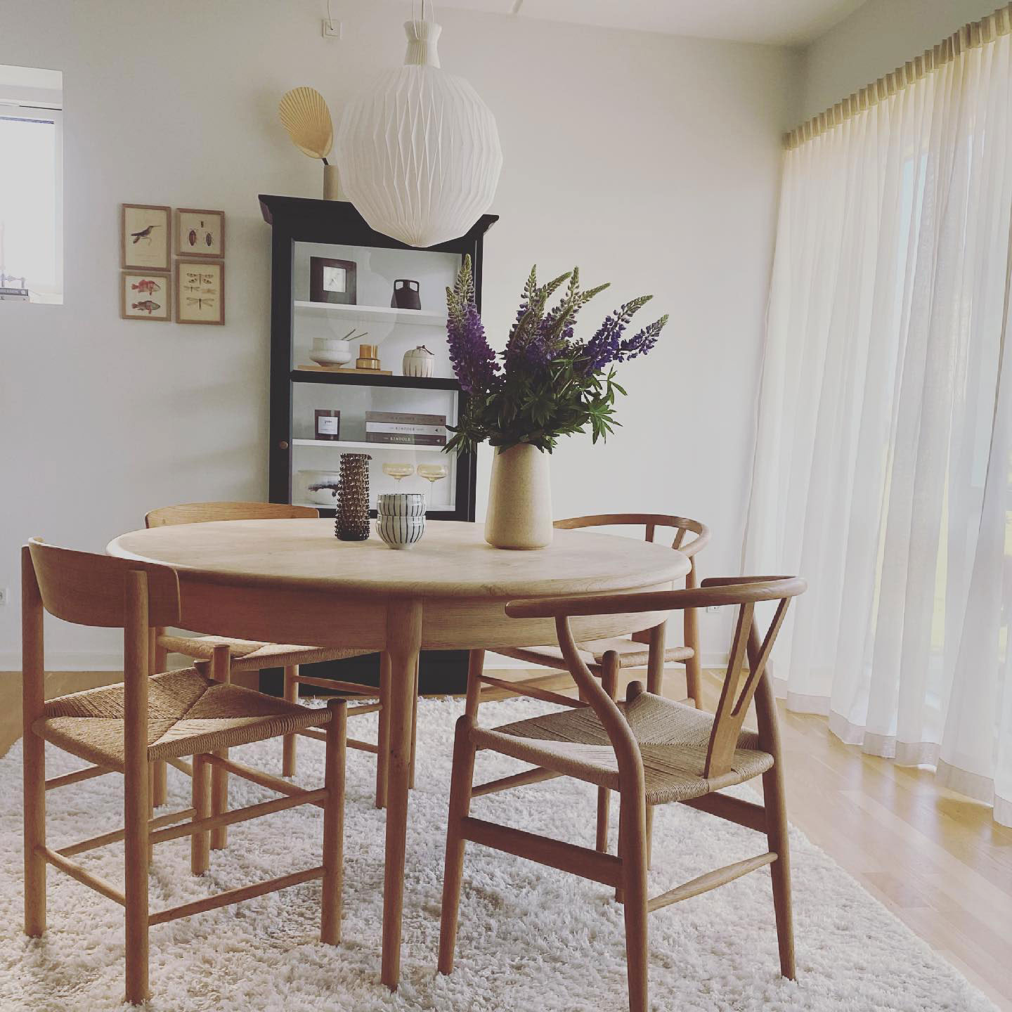 Spisebordet høster mange likes på Instagram. Det er købt hos Antiquis Aalborg