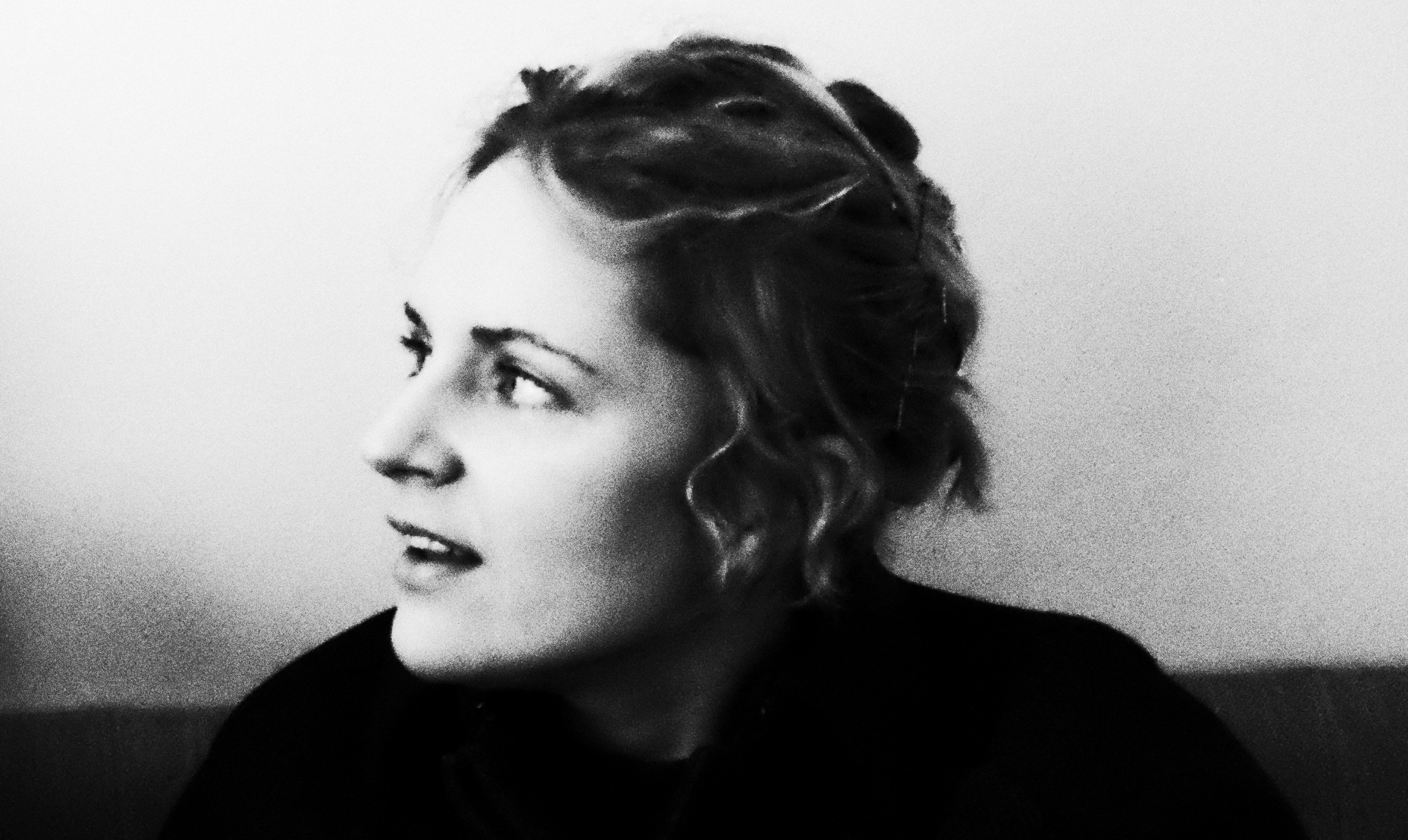 Agnes Obel er 39 år og sanger og sangskriver. Bl.a kendt for sangene ”Riverside” og ”Just So”. Aktuel med albummet ”Myopia”. Kæreste med filminstruktøren Alex Flagstad. Agnes Obel