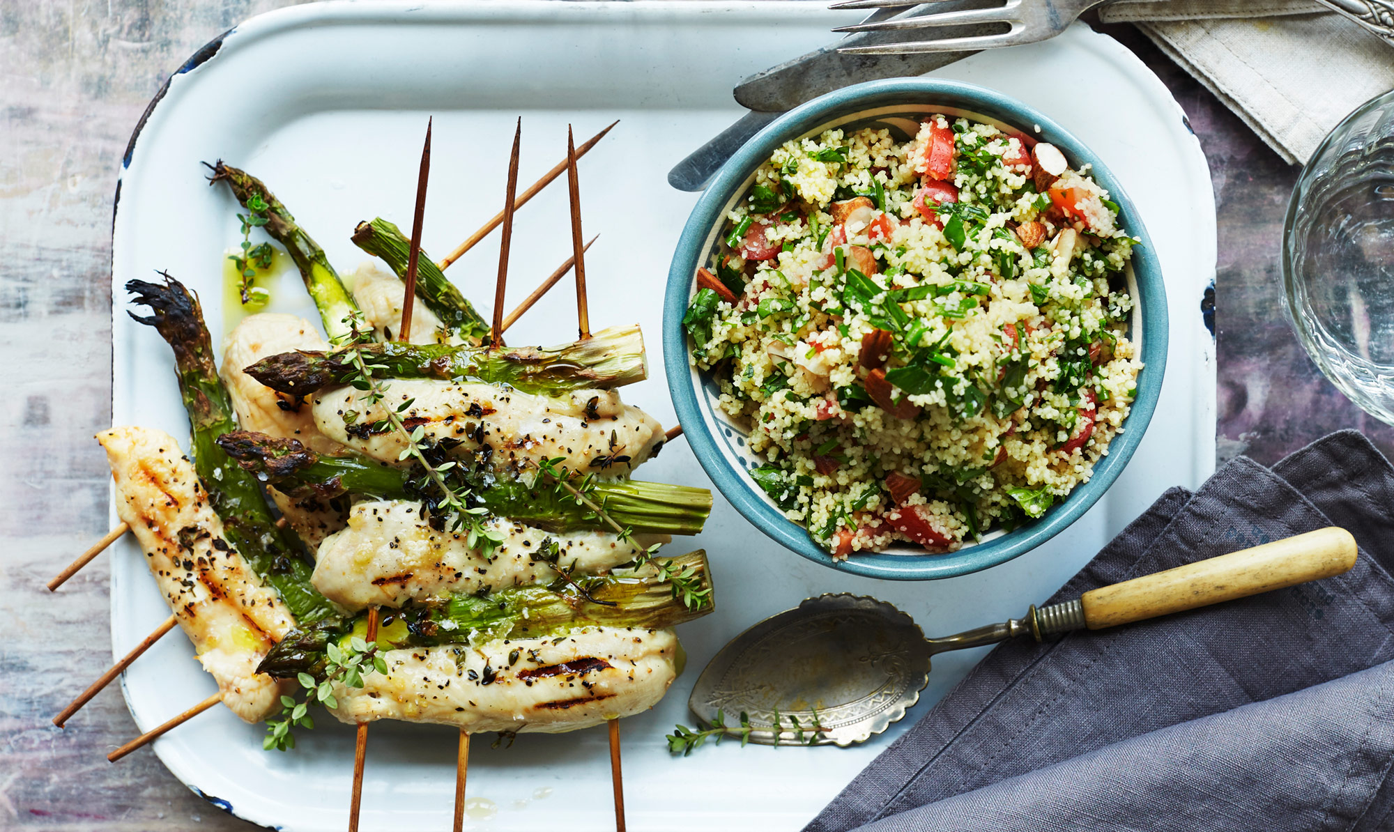 Lækker forårsmiddag med kylling og asparges. Asparges- og kyllingespyd med frisk couscous salat