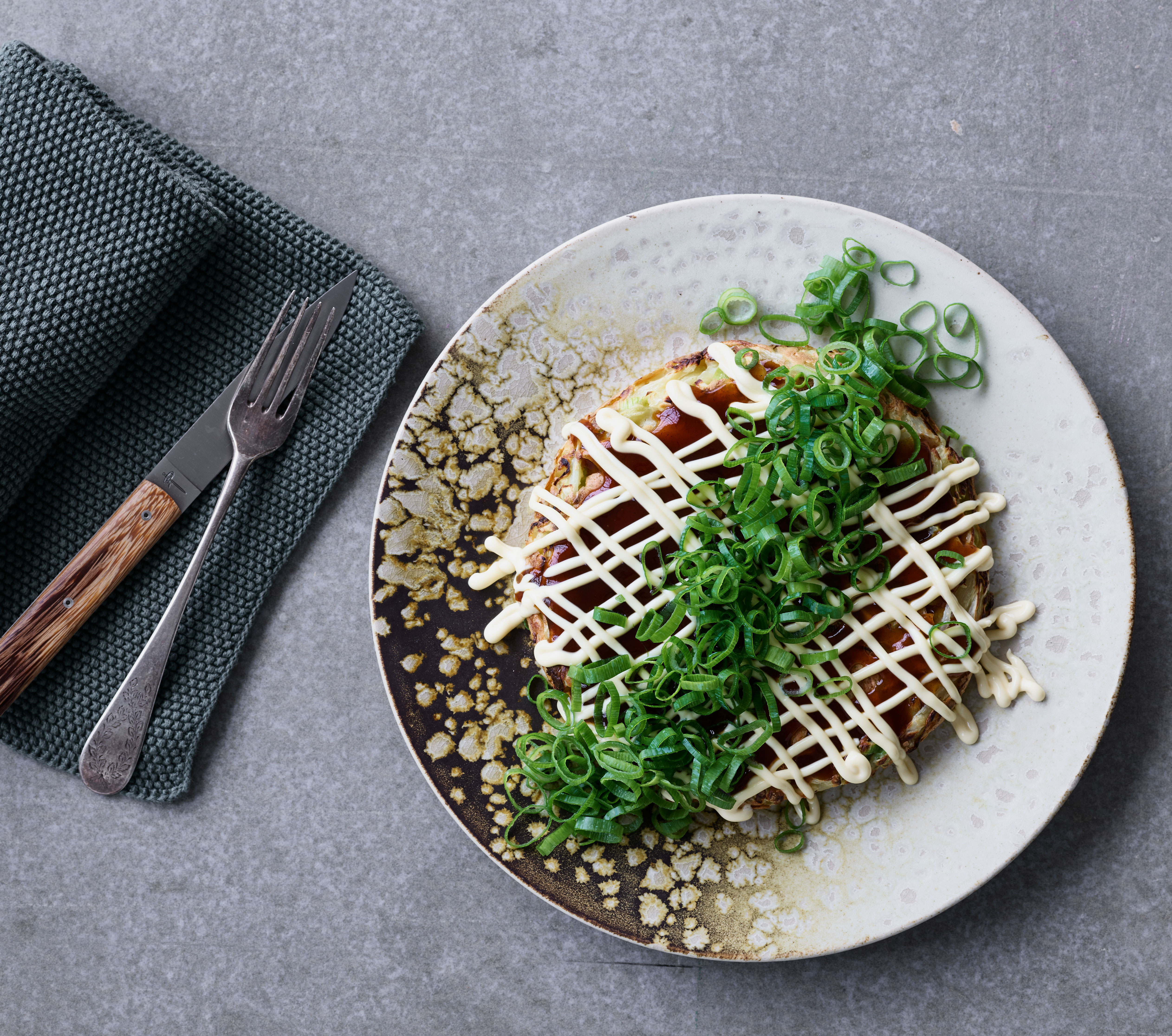 Okonomiyaki_med_hvidkaal.jpg