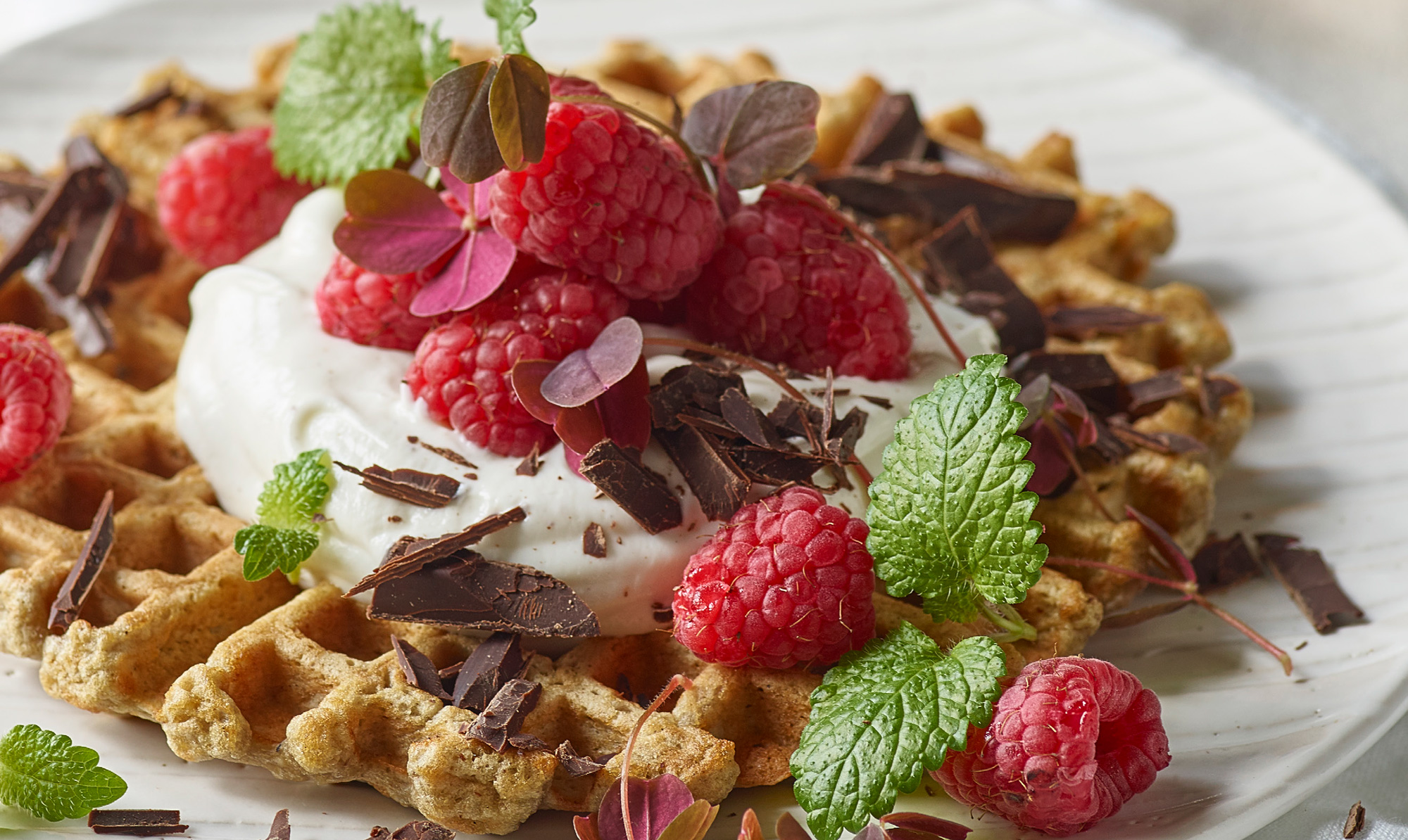 Find den lækre opskrift her! Sense opskrift morgenmad: Bananvafler med vaniljeskyr, hindbær og chokolade