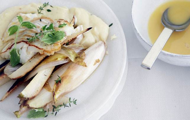 Stegt torsk med mos, sprøde urter og beurre blanc