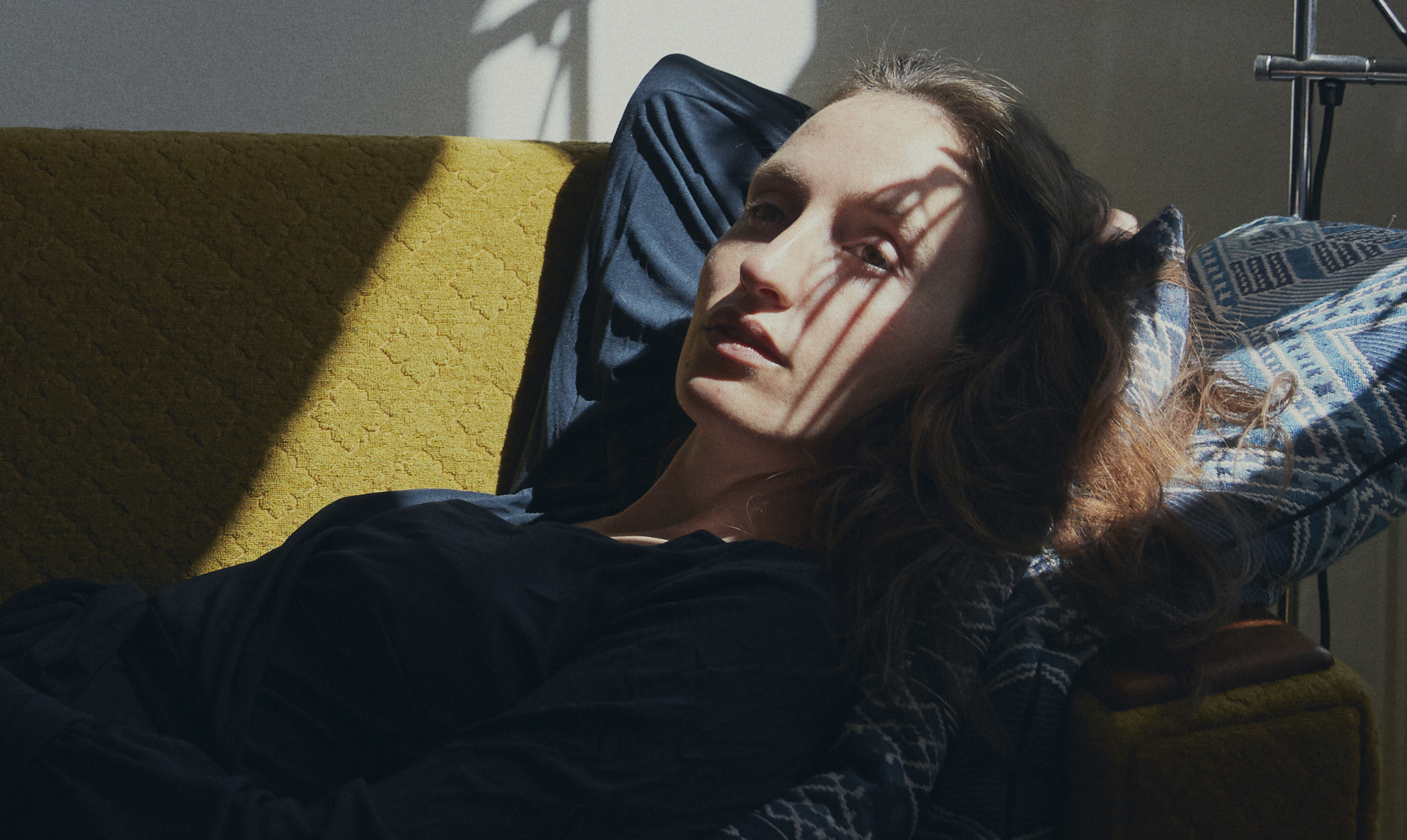 "Virginia Woolf skrev som bekendt, at en forfatterinde har brug for sit eget værelse, men jeg tror nogle gange, at jeg har brug for et helt hus eller muligvis en ø," skriver Amalie Langballe, der ikke vil have børn. Amalie Langballe