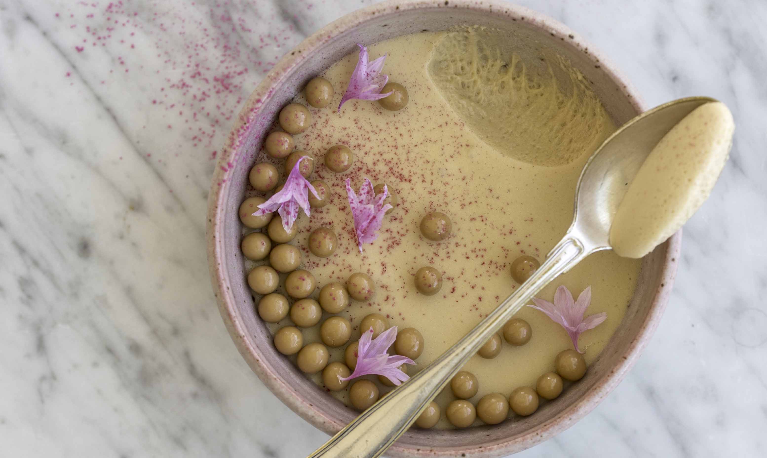 Blød og lækker mousse med karamel - en fantastisk og fløjlsblød dessert. Opskrift på karamelmousse