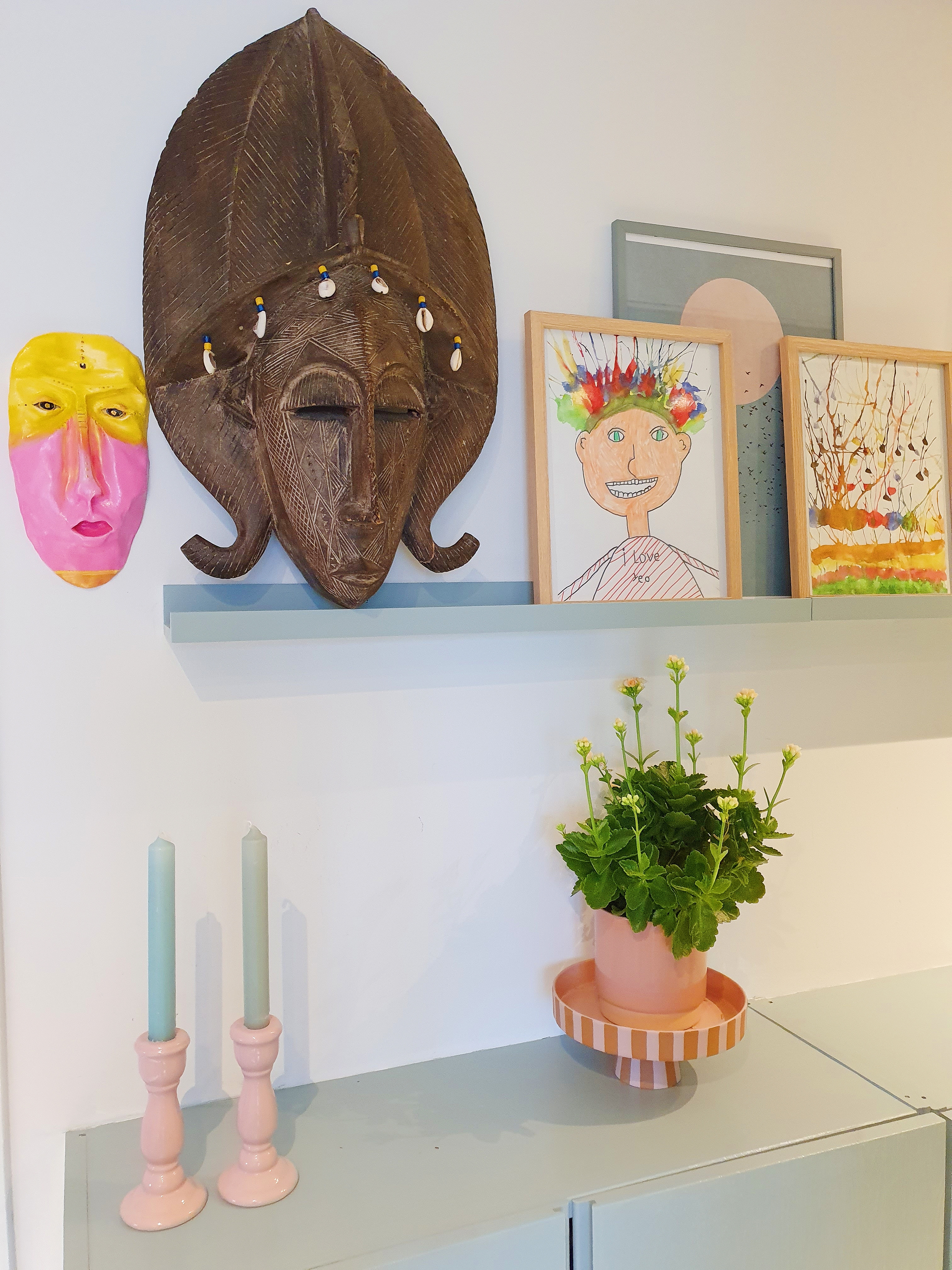 Den afrikanske maske er fra Marias tipoldeforældre og er 100 år gammel.