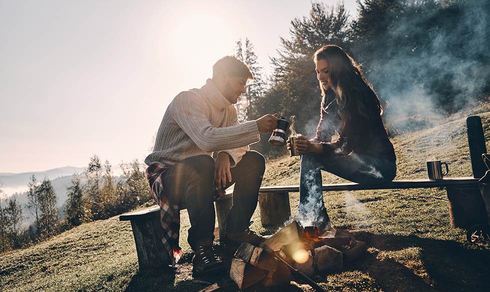 Du kan sagtens opleve lejrbålhygge uden at få beskidte negle. Tre måder du kan komme på glamping