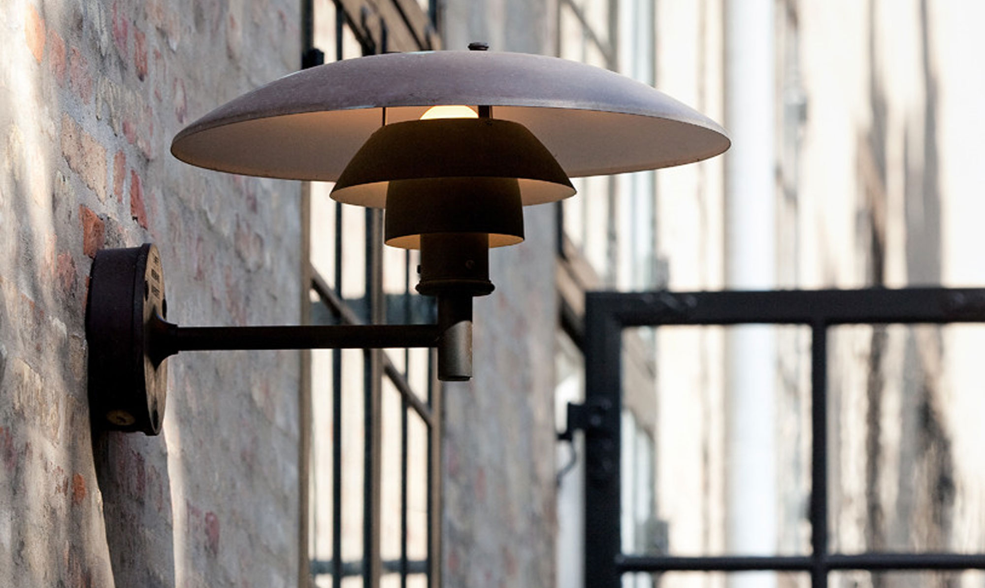PH Væglampen er designet ud fra princippet om et reflekterende flerskærmssystem, som skaber harmonisk og blændfri belysning. PH 45 udendørslampe