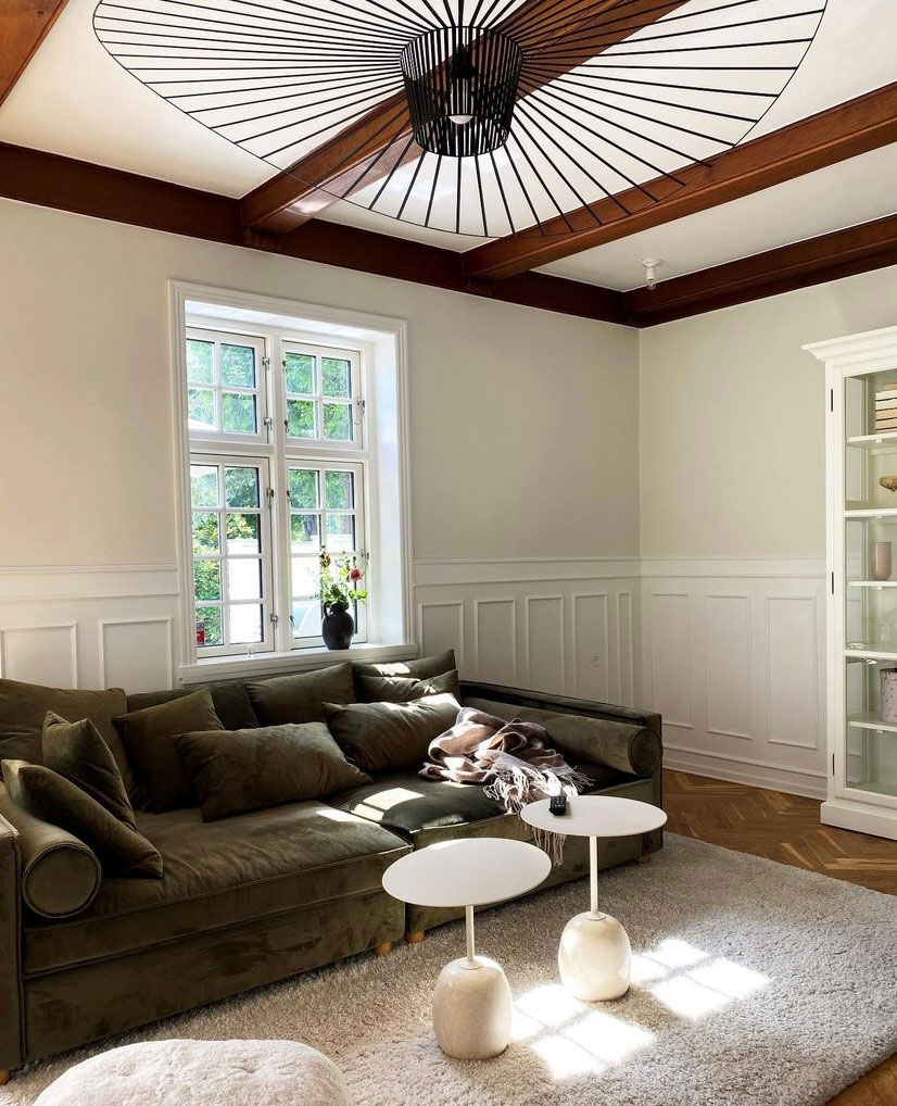 Den grønne sofa er fra Bolia, sofaborde fra &Tradition og lampe fra Petite Friture.