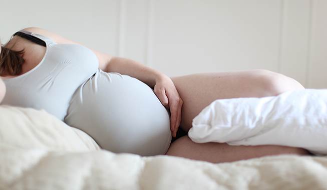 Når du tager et lille hvil som gravid, så læg en pude under benene. Så hjælper du nemlig dine trætte ben. Foto: Nimastock Graviditetsgener