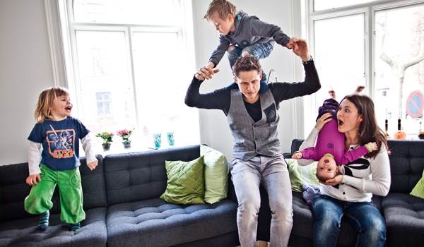 Alessia og Palle er ikke helt enige om, hvor vildt man skal lege med børnene... Foto: Pelle Rink Opdragelse