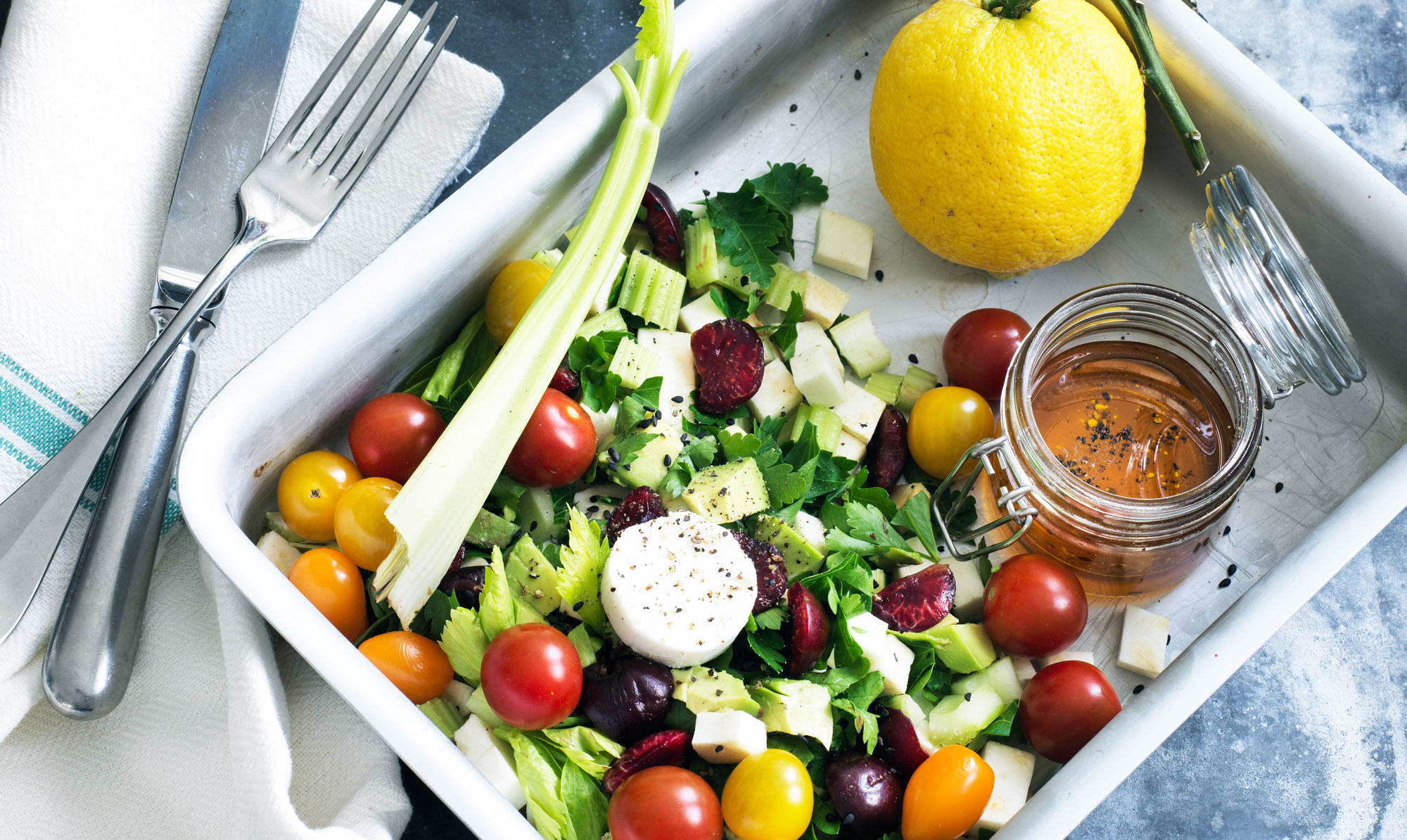 Sund og nem salat der sagtens kan laves to-go. Sund salat med kirsebær og gedeost