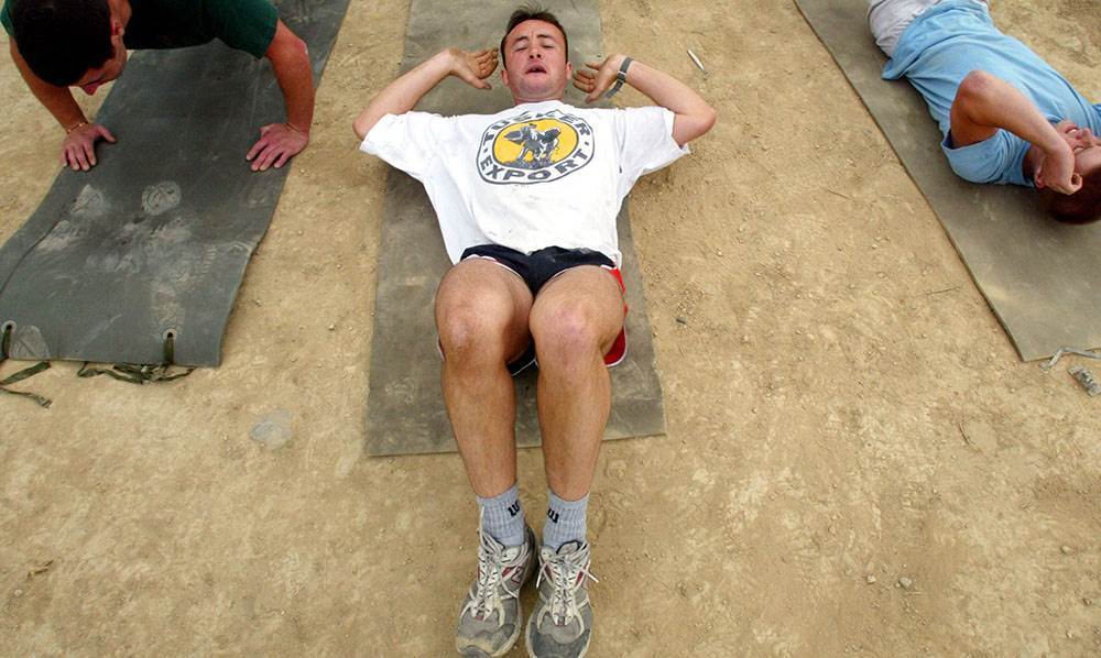 Amerikansk marinesoldat igang med de traditionelle sit-ups Sådan træner du din mave