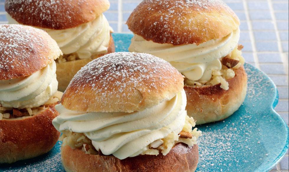 Uuuuuhm - de lækre bløde kardemommeboller er fyldt med marcipan, hakkede mandler og flødeskum... Mums! Svenske fastelavnsboller (Semlor)