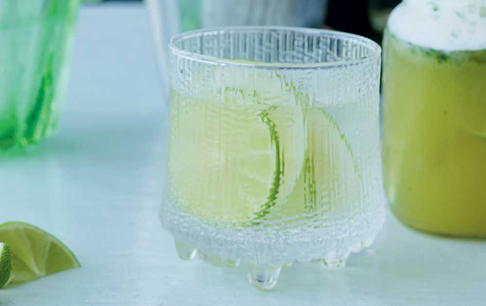 Lækker iste lavet på grøn te, vodka, æble og ginger ale. iste lavet på grøn te, vodka, æble og ginger ale.