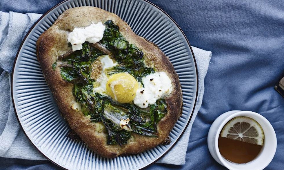 Denne pizza er superlækker til morgenmad - og til frokost! Morgenmadspizza