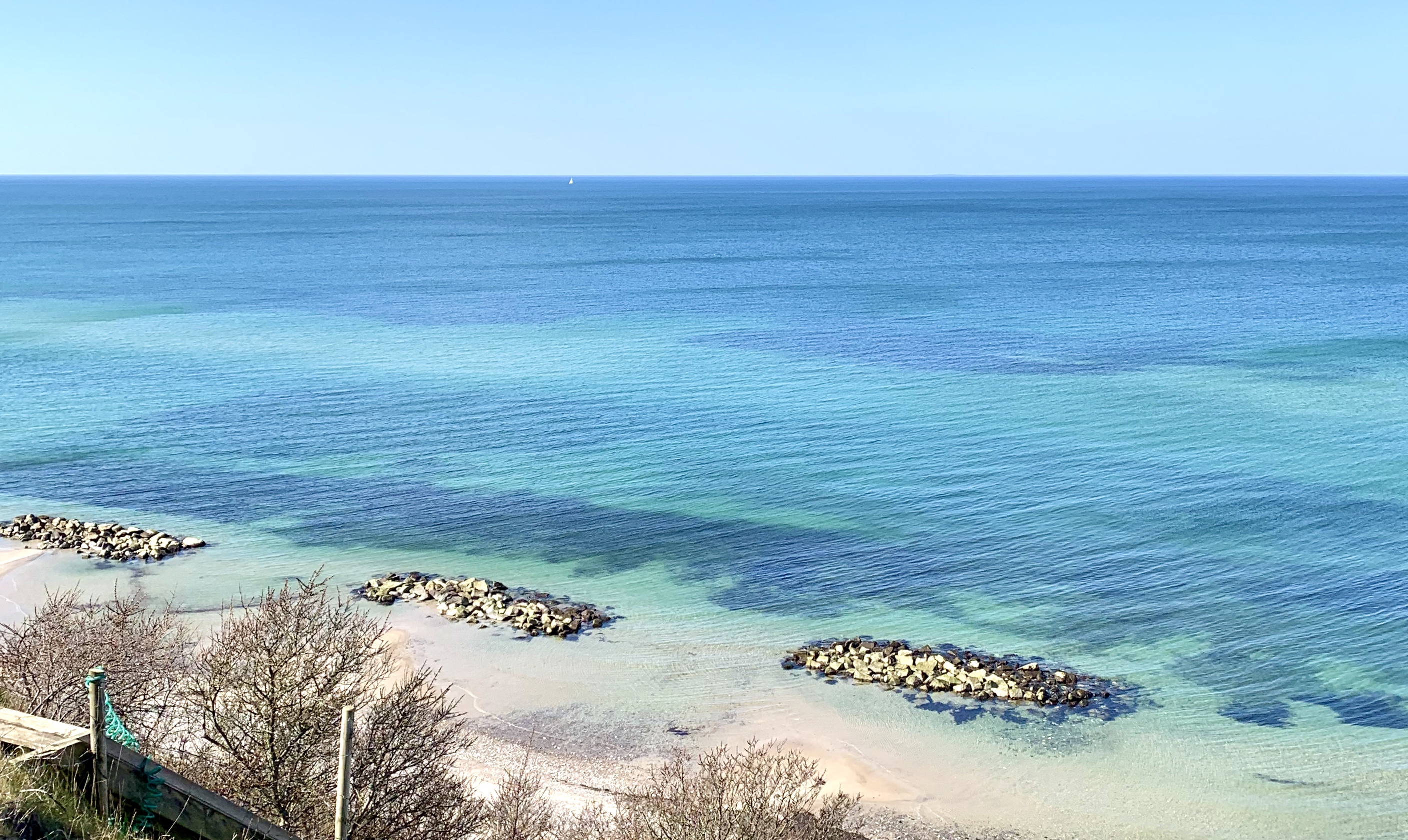 Man behøver heldigvis ikke at rejse sydpå for at opleve krystalblåt vand - Rågeleje Strand kan også noget. Guide: Her er de bedste strande i Danmark