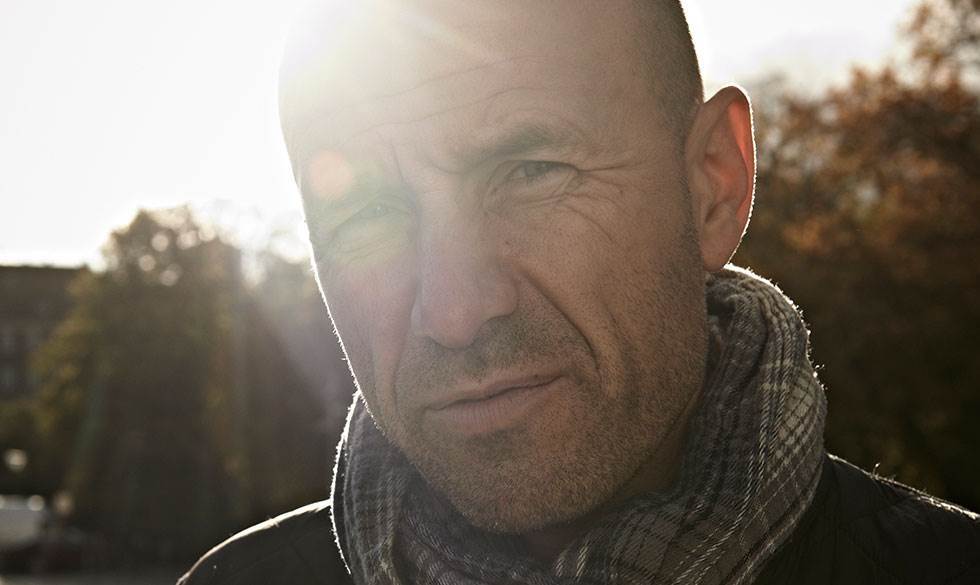 Adam Holm åbner op for, hvordan han og konen har bragt utroskab frem i lyset i deres parforhold. Adam Holm