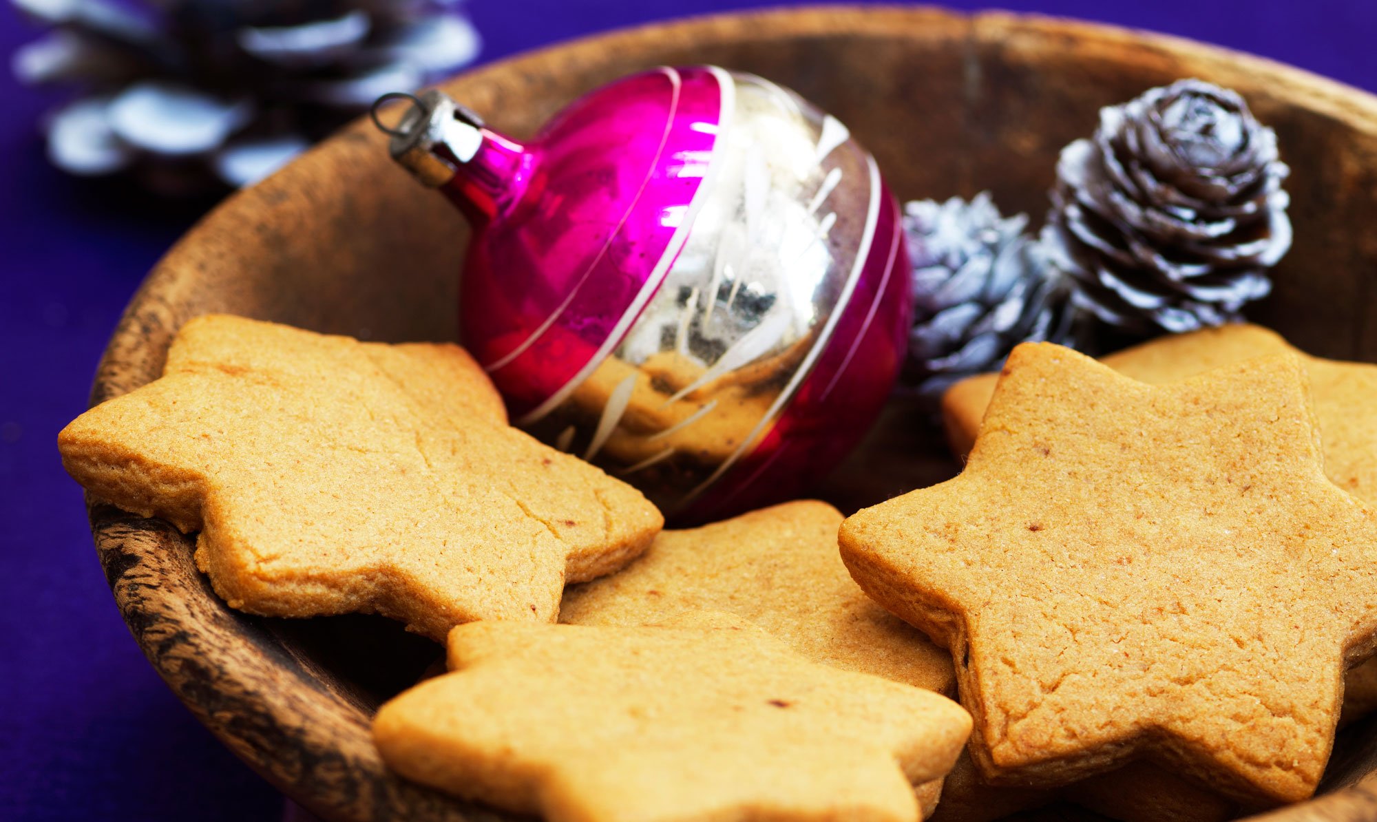 De sprøde småkager med ingefær, også kendt som gingerbread smager vidunderligt til en kop kaffe eller te. Knasende og sprøde julesmåkager: Gingerbread