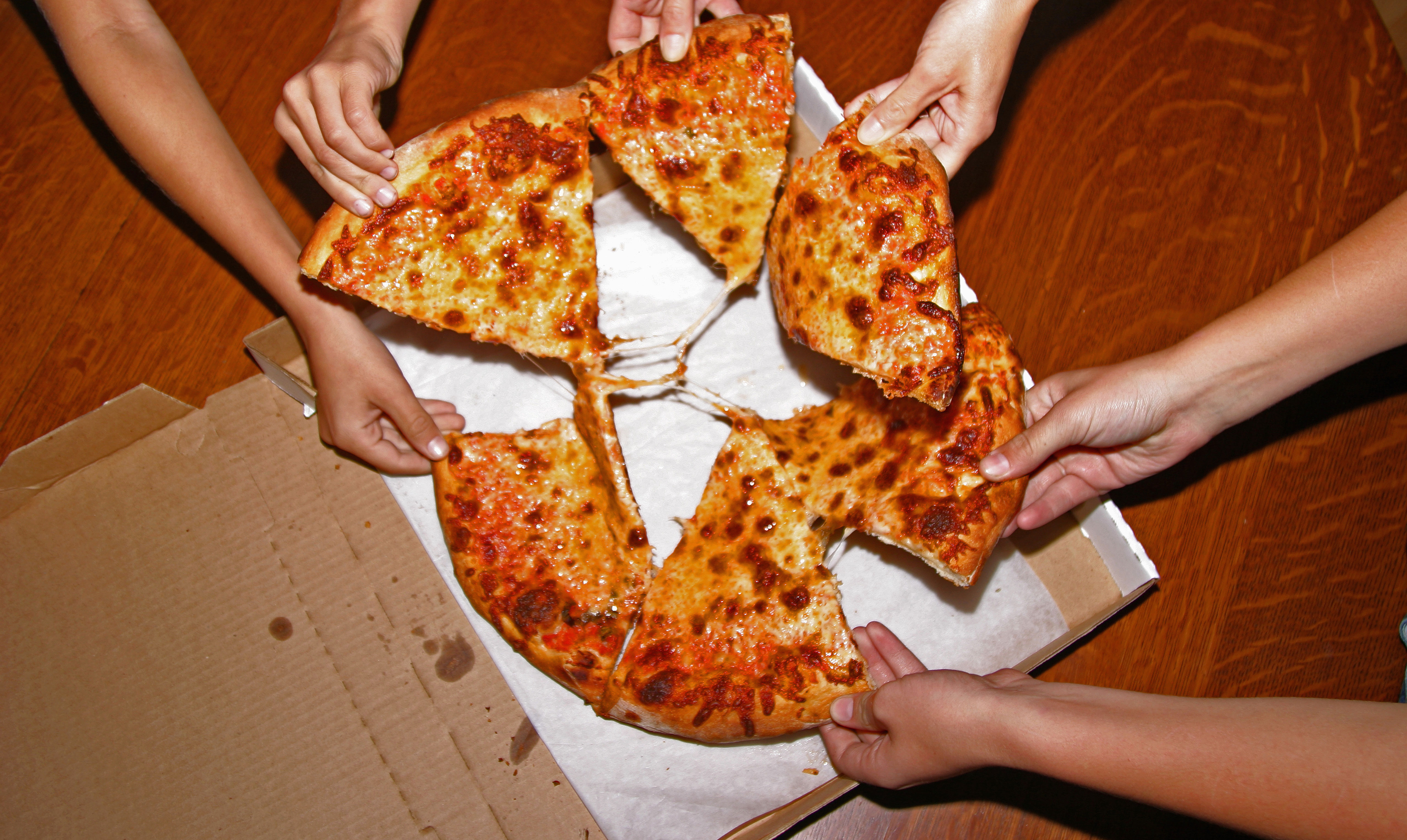 Pizzabakken er én af de ting, som indeholder fluorstoffer, så undgå at spise pizza direkte af bakken eller opbevare pizzaen i den. Getty Images