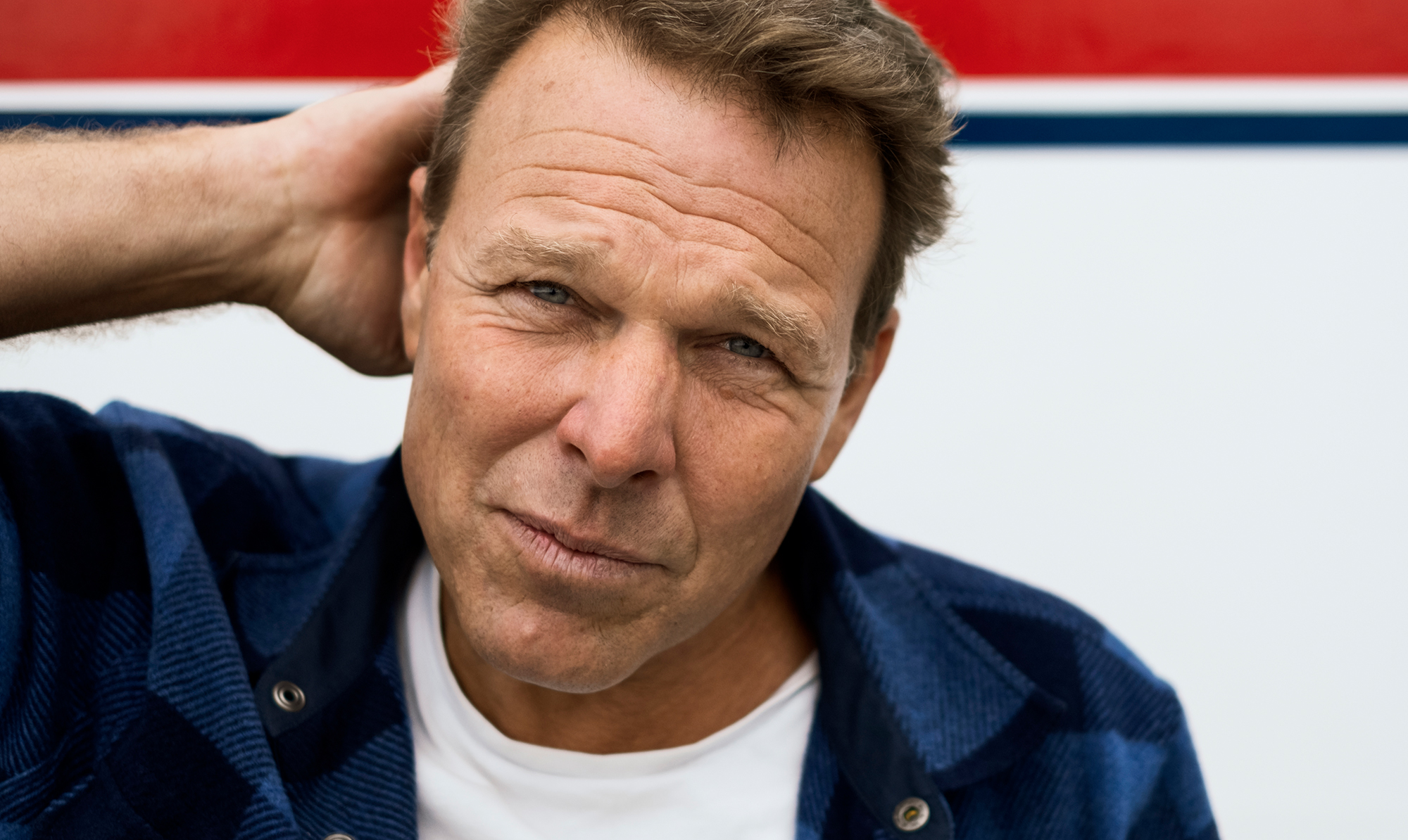 Selvom Mikkel Beha er 52 år, savner han stadig at være nogens barn. Men den erkendelse har taget tid at komme til, efter han sidste år mistede sin far, Troels Kløvedal. Mikkel Beha Erichsen