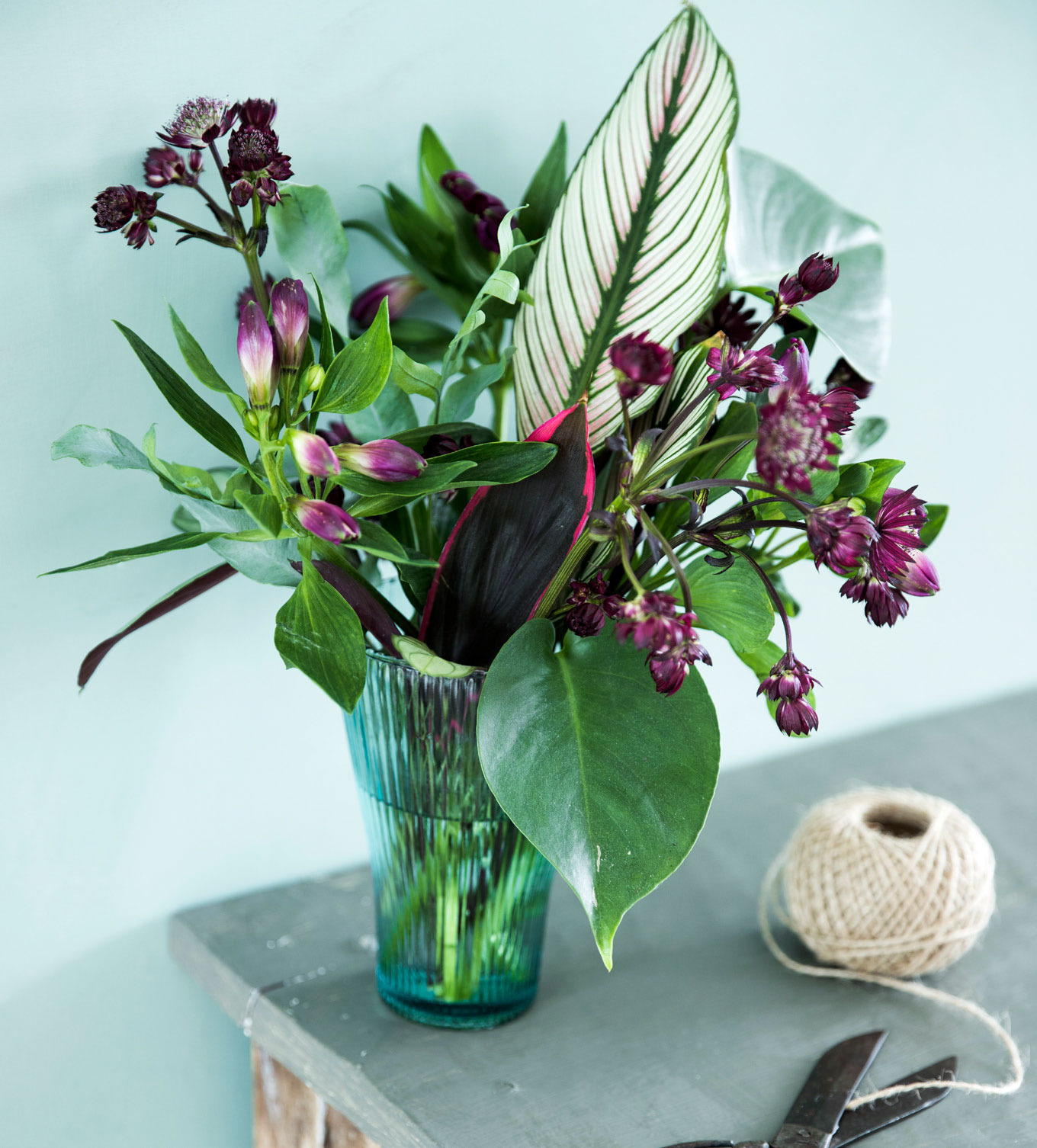 Blade fra potteplanterne calathea, fingerfilodendron og ulvefodsbregne er smukke i en blandet buket sammen med stjerneskærm og inkalilje.