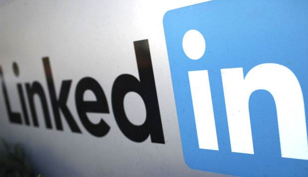 Flere virksomheder end nogensinde rekrutterer direkte via LinkedIn. Her kommer et hold af LinkedIn-eksperter med de vigtigste råd, hvis du (også) vil finde dit næste job på sitet. 7 veje til at få drømmejobbet via LinkedIn