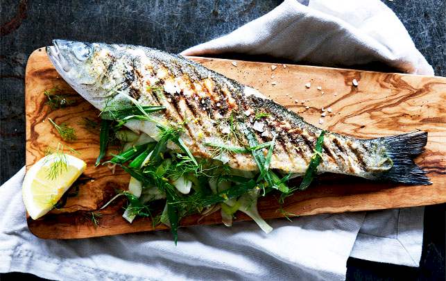 Havbars på grill med fennikel og krydderurter Opskrift på grillet havbars med fennikel og krydderurter