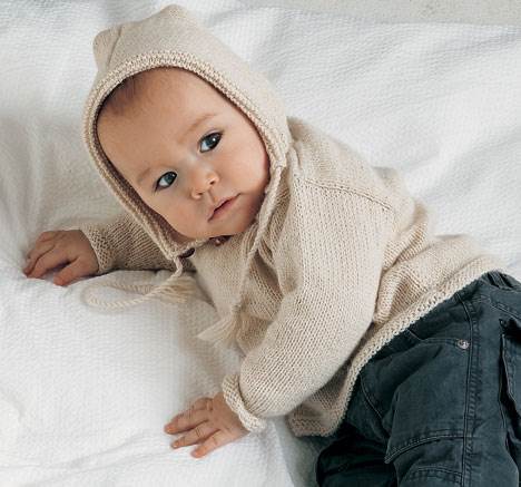 Strik en fin hættebluse til baby fra Hjemmet