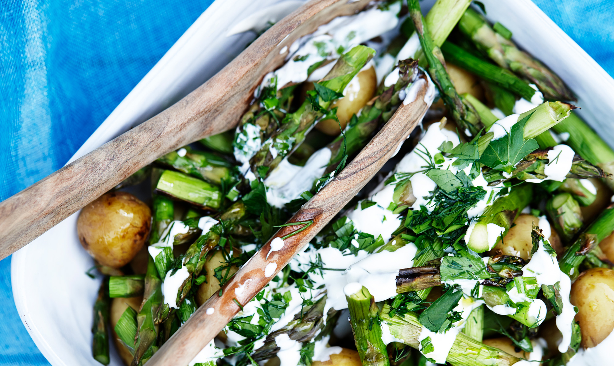 Nemt og friskt tilbehør til grillmaden! Nem kartoffelsalat med grillet asparges