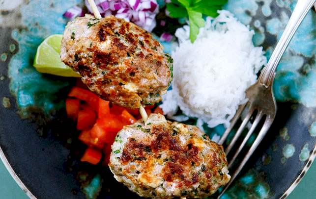 Lammedeller med æble og feta Opskrift på lammefrikadeller med æble og feta