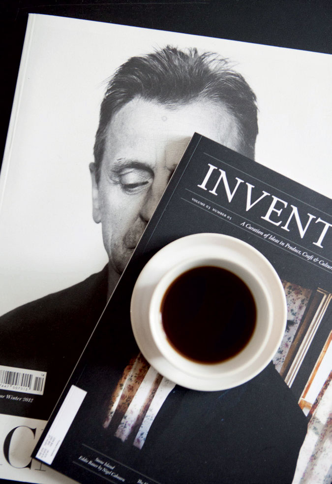 Smukke bøger og en god kop kaffe er klar til en pause på sofabordet.