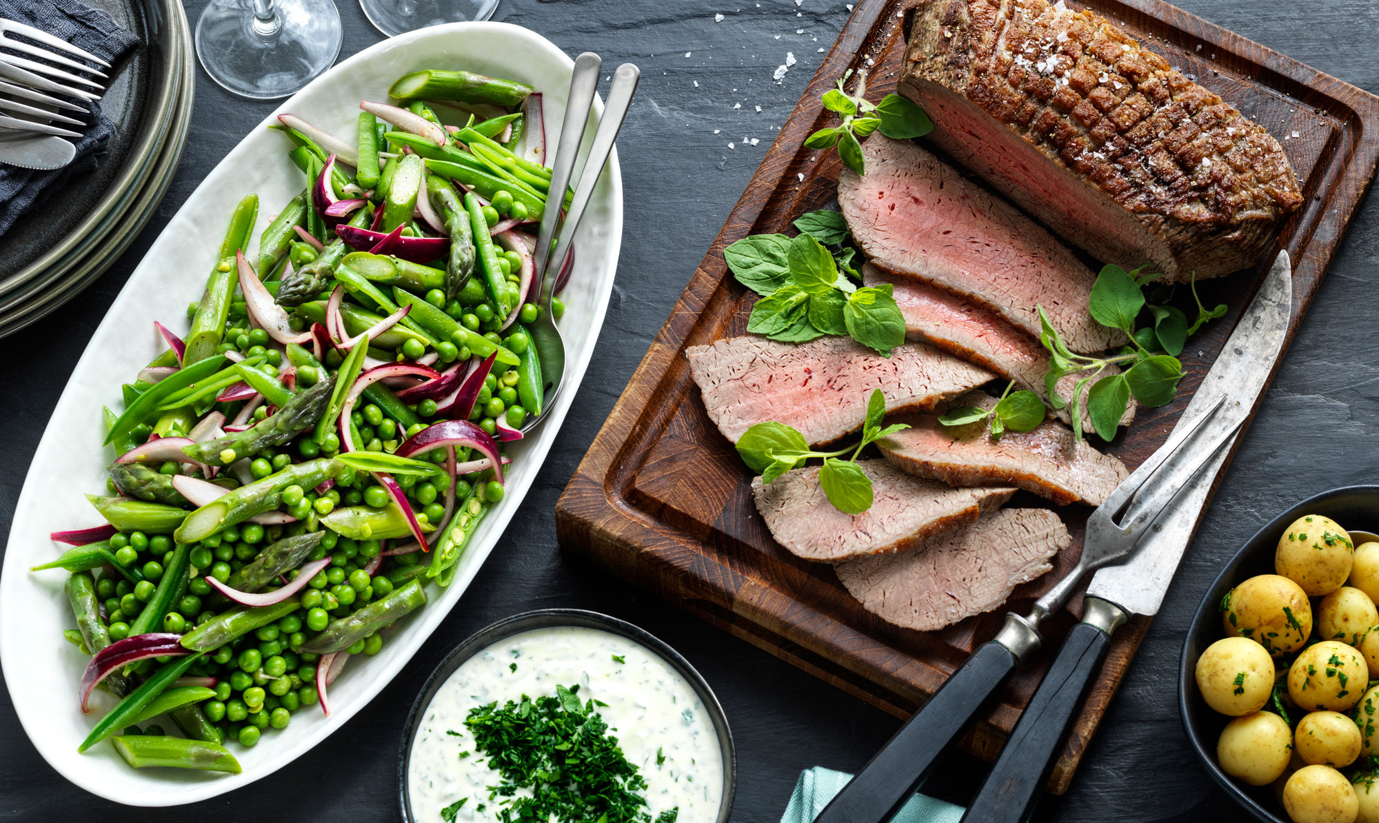 Herlig sommermiddag! Grillstegt kalveculotte med aspargessalat