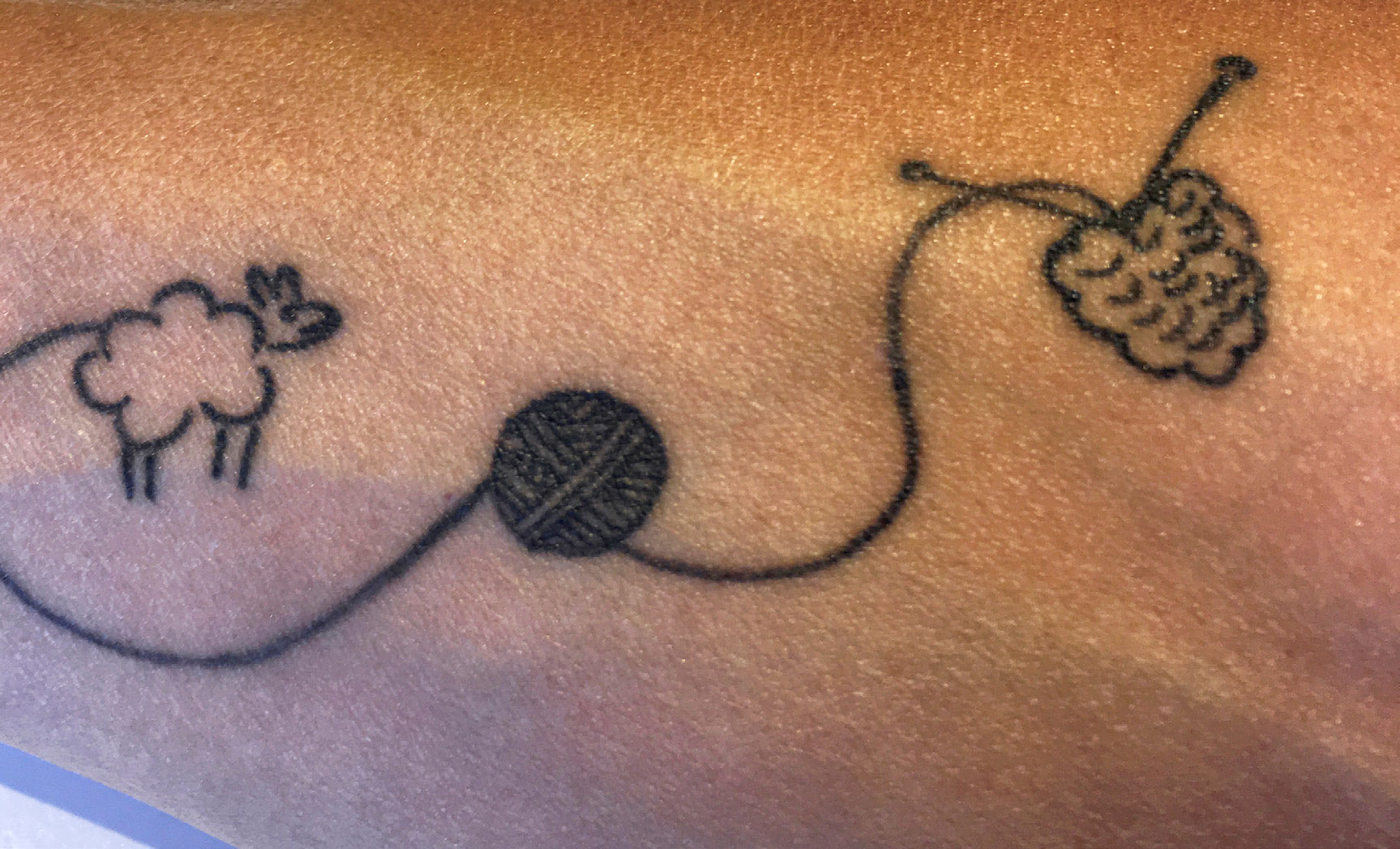 Krusedulletegning, som Trine lavede under en telefonsamtale, og som hun senere fik tatoveret på sin arm i New Zealand. I dag ser hun tatoveringen som et logo eller symbol på både ydre og indre rejse.