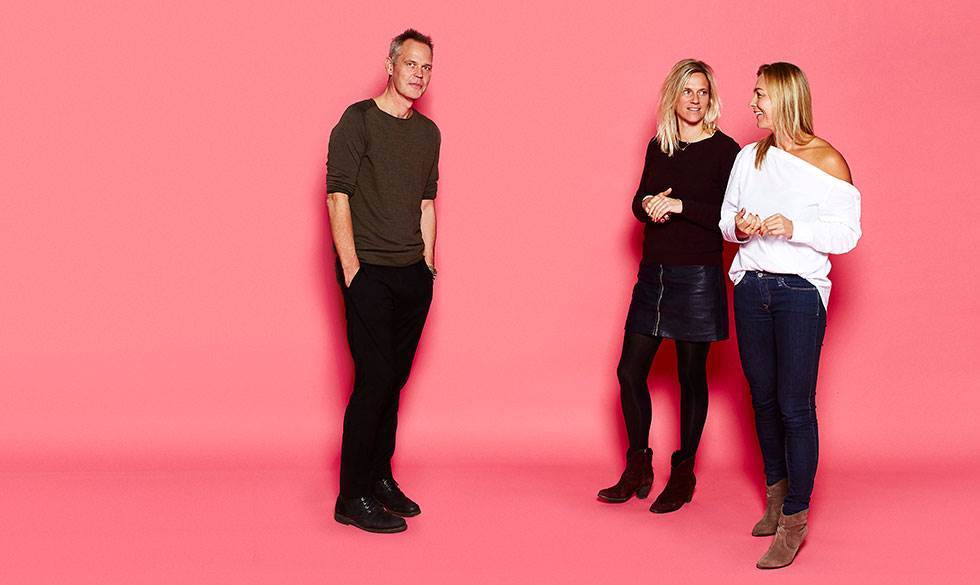 Michael Robak, Ea Ørum og Frederikke Lett diskuterer omsorg i ALT for damernes podcast "Der er så meget, mænd ikke forstår". ALT for damerne podcast