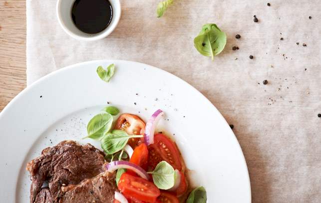 Tomatsalat og steak Tomatsalat og steak