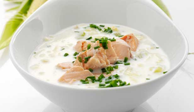 Fyldig suppe af løg, porre, kartoffel, bladselleri, majs og laks. Opskrift på chowder suppe
