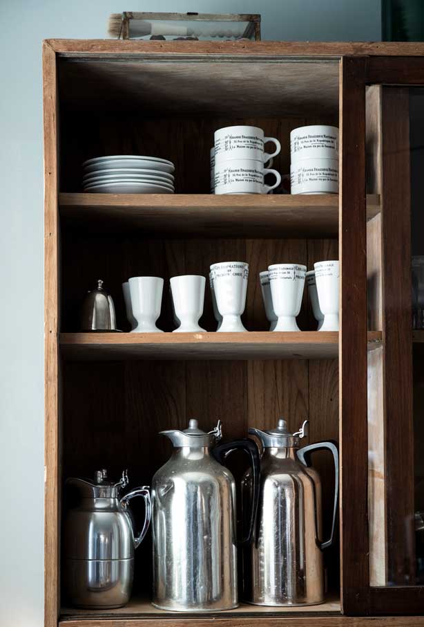 Mette har en skøn samling af ting og service i det store vitrineskab i stuen. Her et lille udvalg i form af Alfi kander og porcelæn fra Pillivuyt.