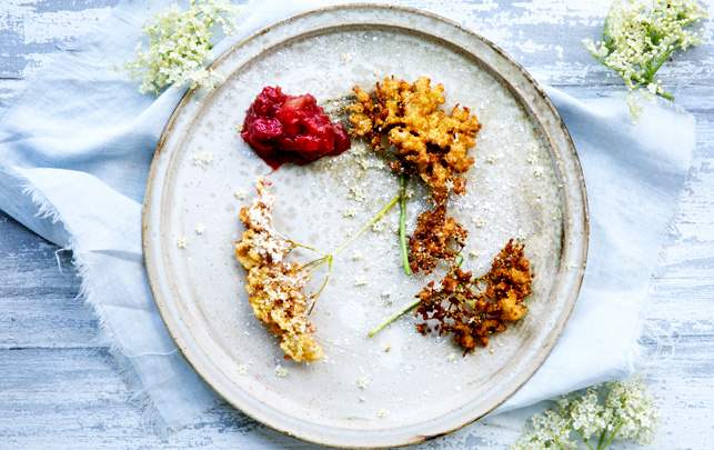 Sådan laver du friterede hyldeblomster med rom, rabarber og honning Få opskriften på friterede hyldeblomster med rom, rabarber og honning