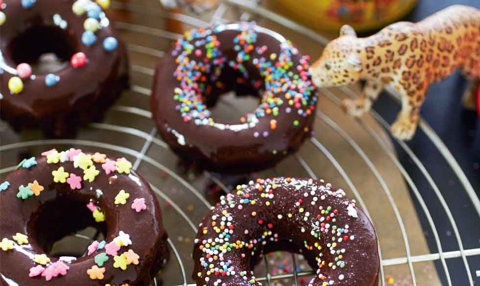 Lækre doughnuts, som ungerne selv kan være med til at pynte. Donuts i ovn