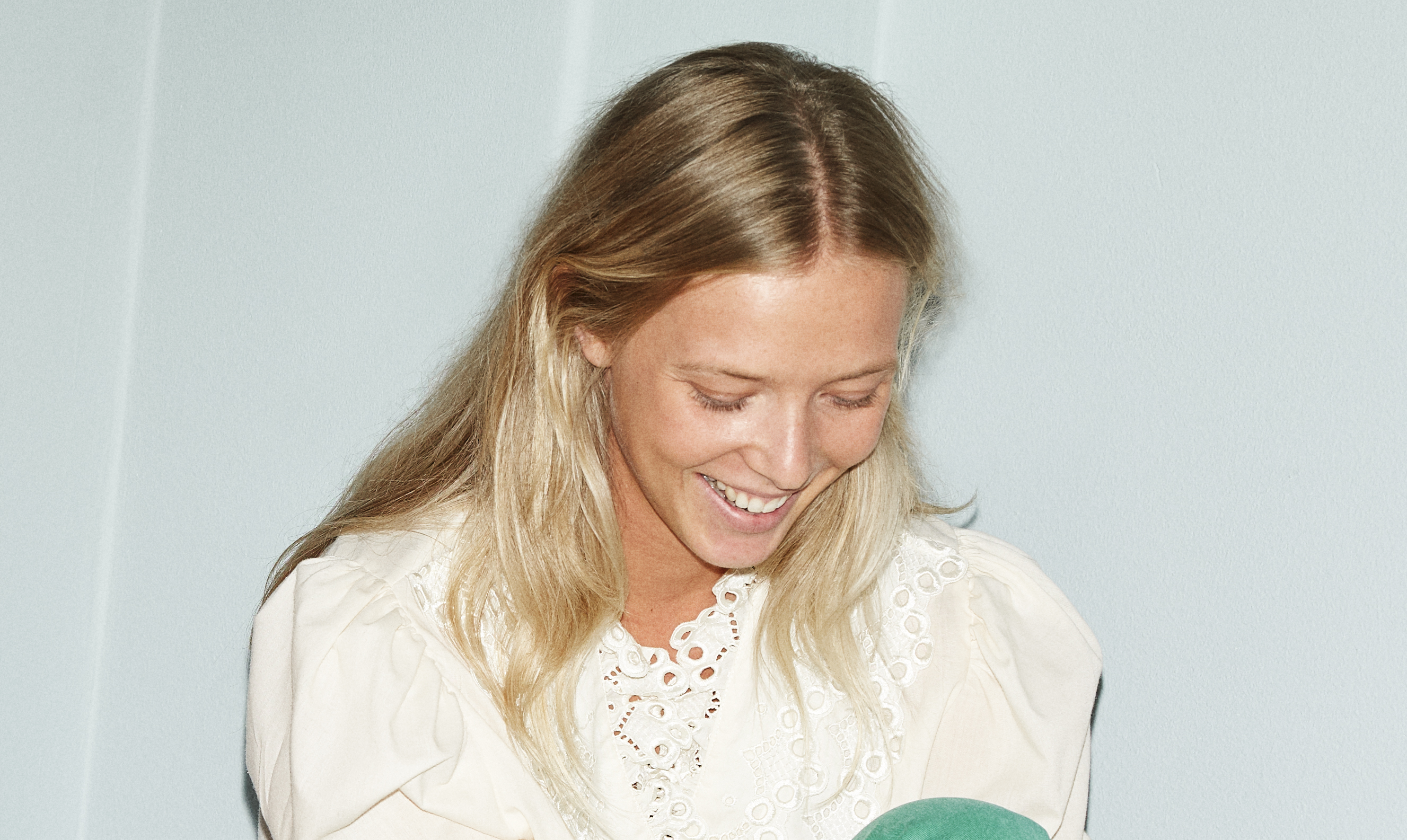 Ulrikke Høyer i sofa fra HAY og vintage fra top til tå. Ulrikke Høyer bolig